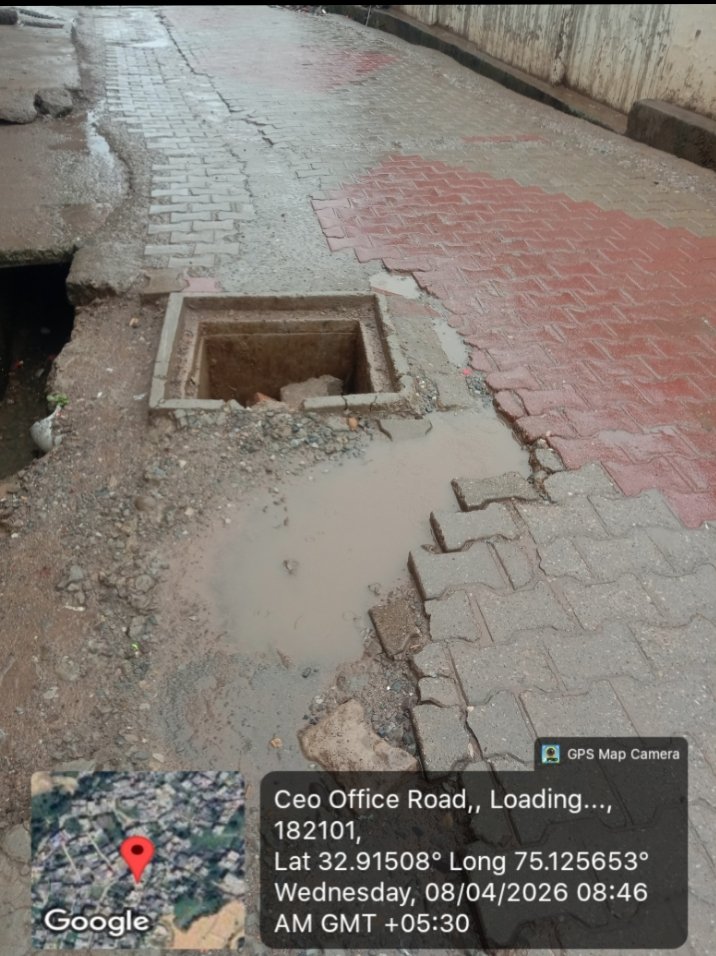 expertopinionn's tweet photo. This manhole is part of piped sewarge project of Udhampur on CEO office road. Damaged for last few days. Posting Geo tagged pic, in case no one has intimated concerned authorties. One more downward this one is damaged. @ceomcudhampur @udhadm https://t.co/CO6nZsgdZv