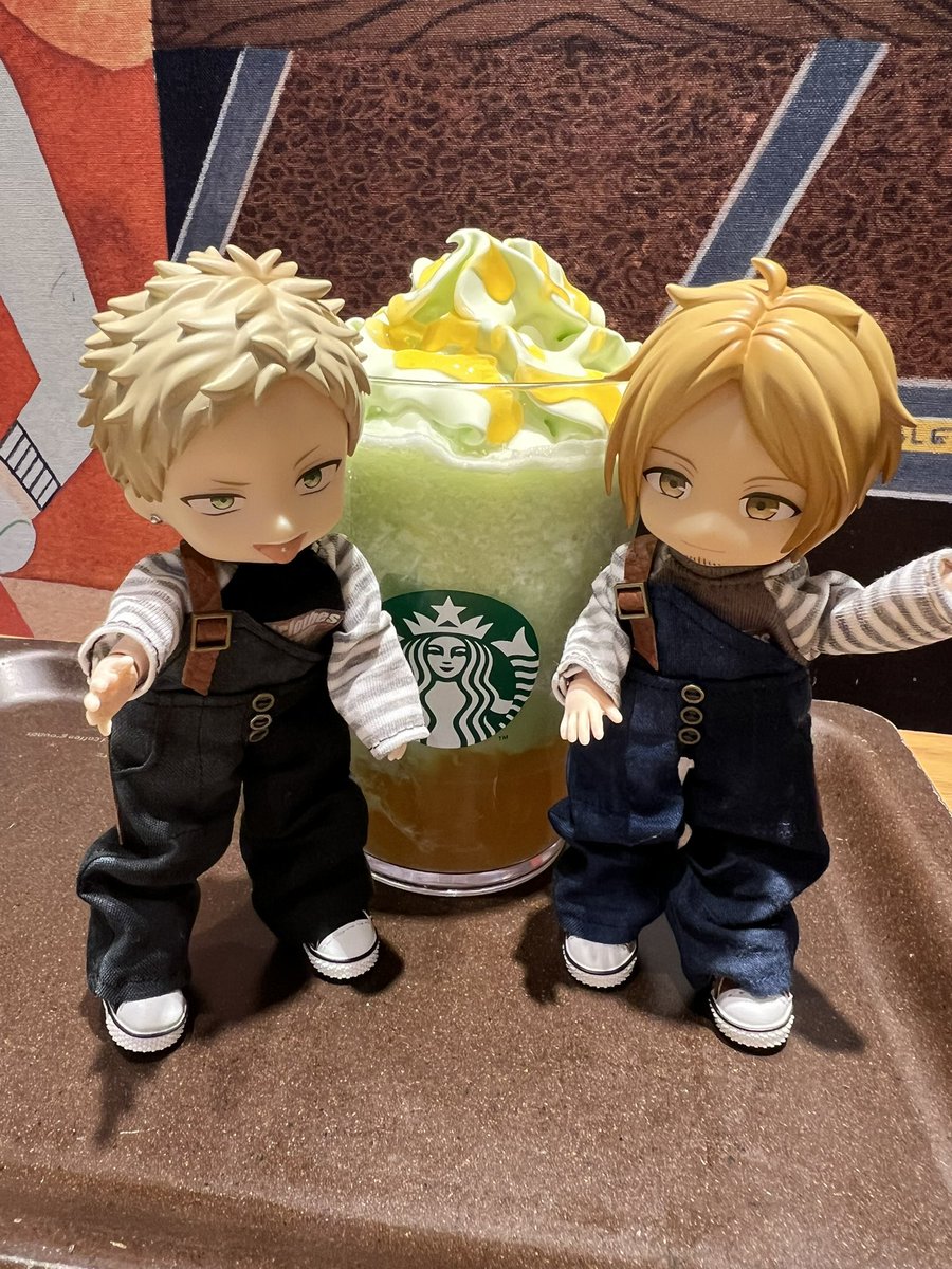 今日行ったお店のフラペチーノは偶然メロンでした🍈😆
ちょっと推し色で嬉しい🥰

👕👖（<a href="/petitclothes_d/">PetitClothes@オビツ11服👕受注製作中✂️</a> 様）
ありがとうございます😊