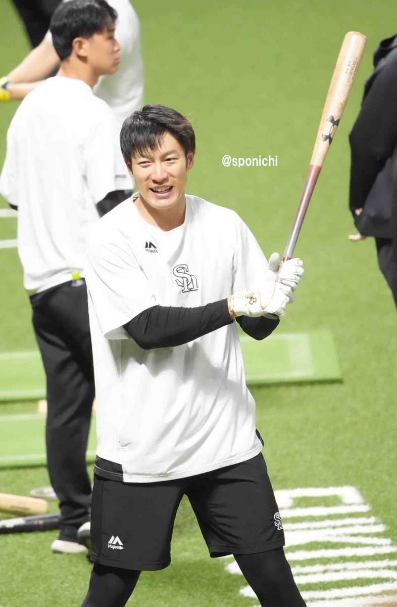 バットを手に笑顔の柳田選手😁 ＃sbhawks ＃柳田悠岐