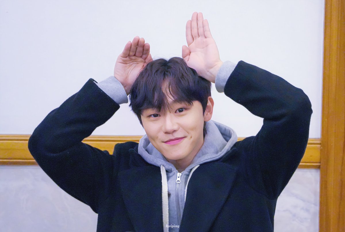 hwiping25's tweet photo. 251220 뮤지컬 말리 퇴���길

#조용휘 배우님

₍ᵔ.ˬ.ᵔ₎ https://t.co/KQpI4d9Hef