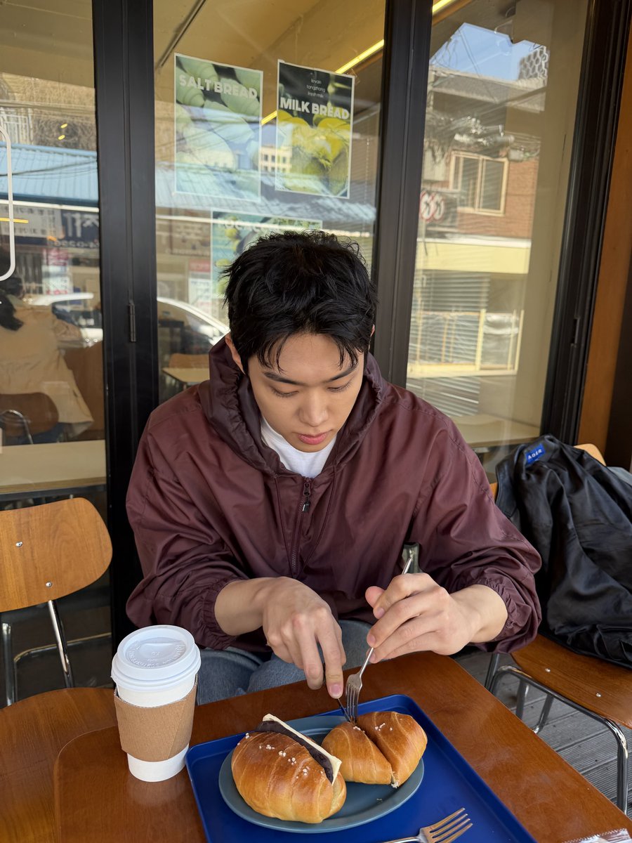 Demian_tweet's tweet photo. 소금빵도 썰고 https://t.co/QGyxwjBPpR