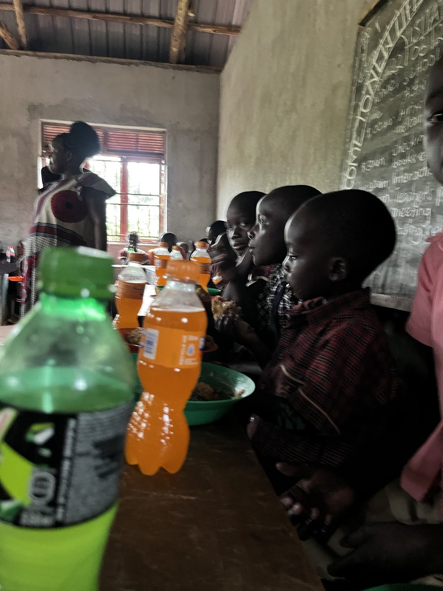 SserubiriDevis's tweet photo. This Easter was very special for our children,and they will never forget it. The celebration was wonderful, and they were so happy to share a meal of mutton meat and fruits together like a family.

We are truly grateful to all our supporters and families who made this possible. https://t.co/zivmck15qv