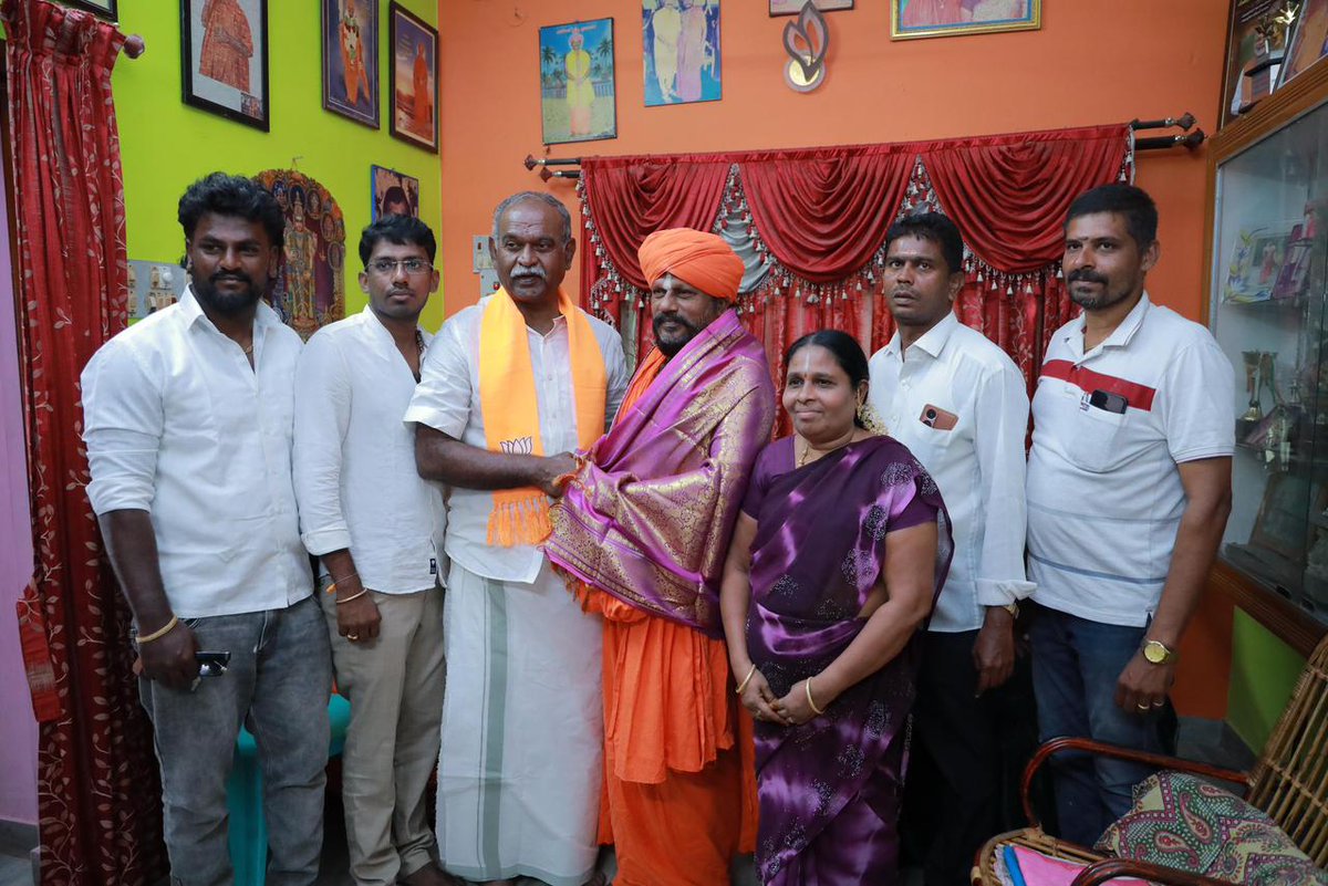 bjp4radhapuram's tweet photo. இன்று ராதாபுரம் சட்டமன்ற தொகுதி வேட்பாளர் பண்ணை பாலகிருஷ்ணன் அவர்கள், ஸ்ரீ குரு சிவசந்திரன் அய்யா அவர்களை சந்தித்து ஆசீர்வாதம் பெற்றார்.
பின்னர் அய்யா துணை வடக்கு வாசலில் சுவாமி தரிசனம் செய்து பிரார்த்தனை செய்தார்.

#bjp #bjpradhapuram #radhapurambjp #bjp4radhapuram https://t.co/9Xh7Qit7oU