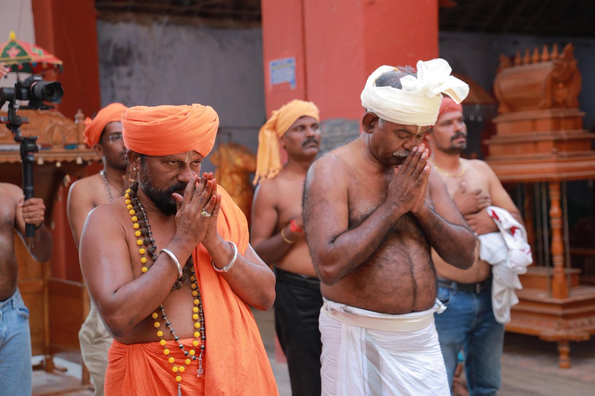 bjp4radhapuram's tweet photo. இன்று ராதாபுரம் சட்டமன்ற தொகுதி வேட்பாளர் பண்ணை பாலகிருஷ்ணன் அவர்கள், ஸ்ரீ குரு சிவசந்திரன் அய்யா அவர்களை சந்தித்து ஆசீர்வாதம் பெற்றார்.
பின்னர் அய்யா துணை வடக்கு வாசலில் சுவாமி தரிசனம் செய்து பிரார்த்தனை செய்தார்.

#bjp #bjpradhapuram #radhapurambjp #bjp4radhapuram https://t.co/9Xh7Qit7oU