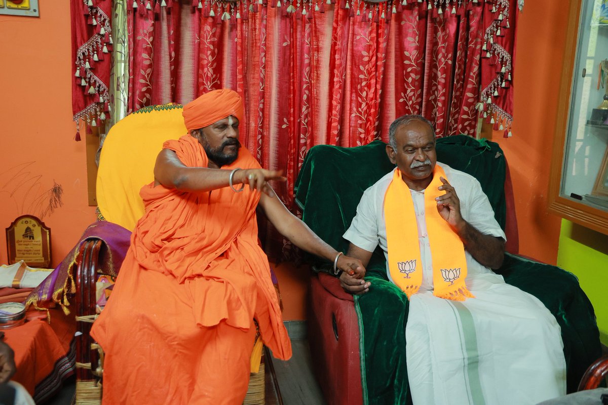 bjp4radhapuram's tweet photo. இன்று ராதாபுரம் சட்டமன்ற தொகுதி வேட்பாளர் பண்ணை பாலகிருஷ்ணன் அவர்கள், ஸ்ரீ குரு சிவசந்திரன் அய்யா அவர்களை சந்தித்து ஆசீர்வாதம் பெற்றார்.
பின்னர் அய்யா துணை வடக்கு வாசலில் சுவாமி தரிசனம் செய்து பிரார்த்தனை செய்தார்.

#bjp #bjpradhapuram #radhapurambjp #bjp4radhapuram https://t.co/9Xh7Qit7oU