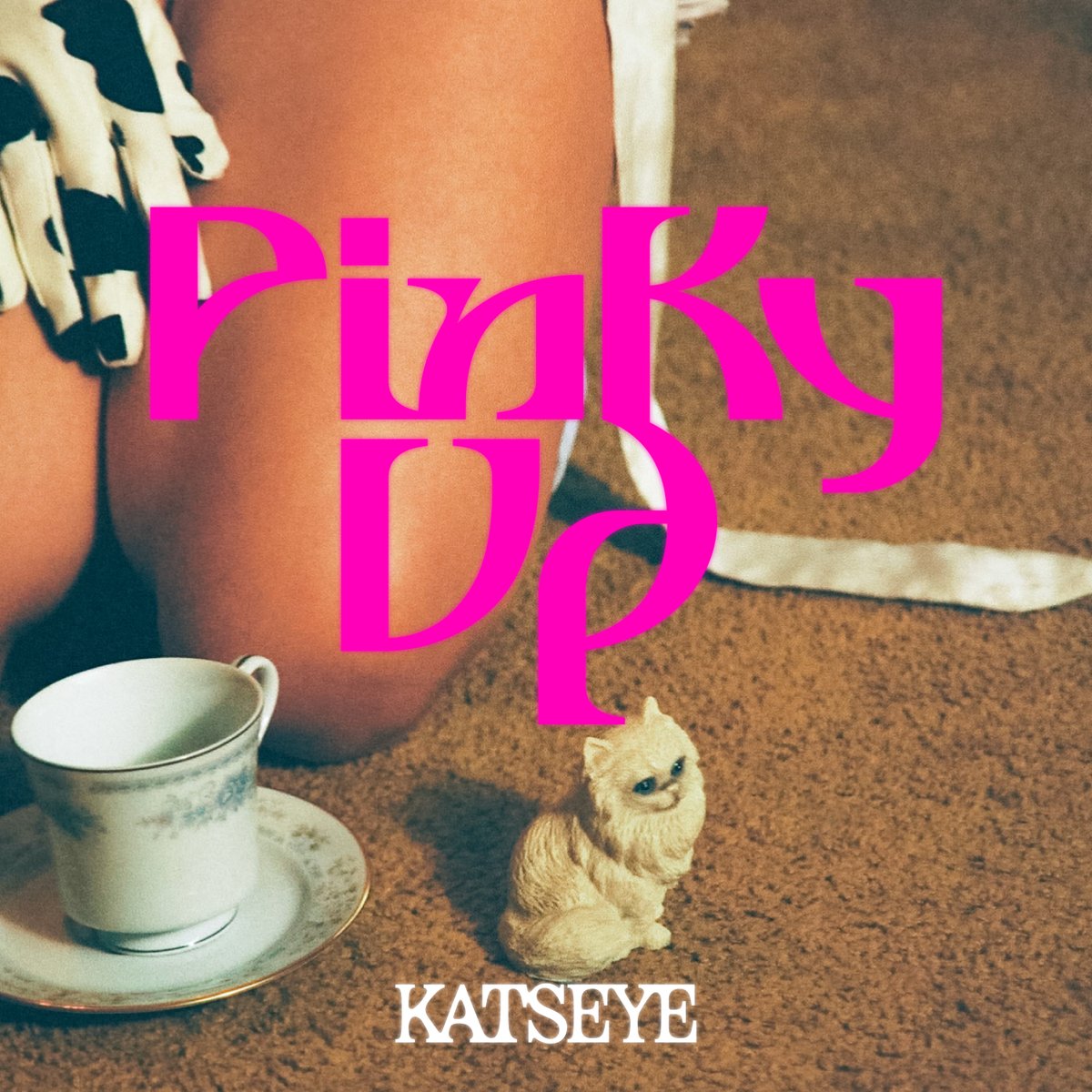◢◤
　#KATSEYE
    新曲「PINKY UP」リリースまであと1日！
◥◣

楽曲のPre-saveはこちらから
🔗katseye.lnk.to/PINKYUP

今週から開催される #コーチェラ にも初出演！
注目のパフォーマンスをお見逃しなく！
🔗youtube.com/live/NlrpPqb0v…
#Coachella