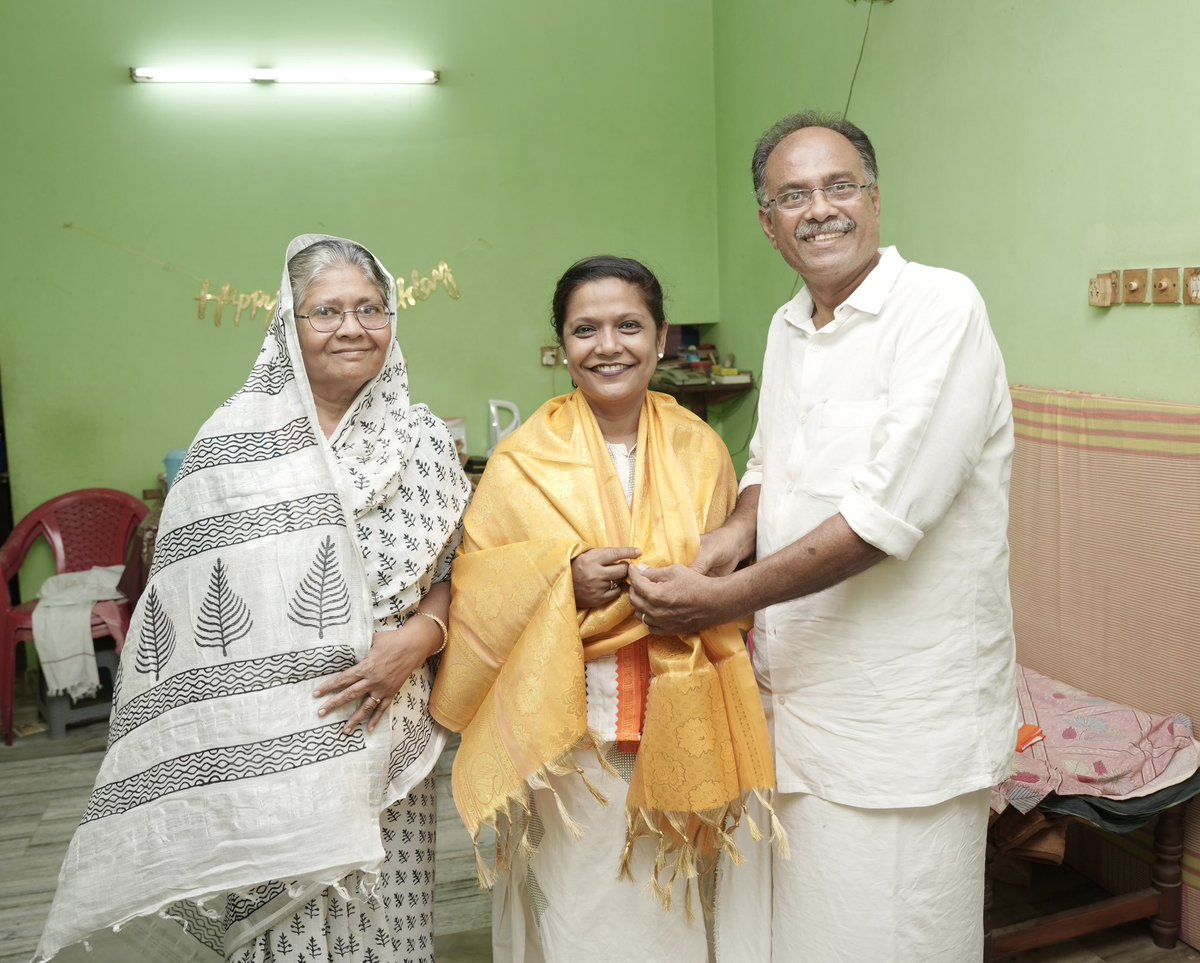 TharahaiC's tweet image. குளச்சல் தொகுதி காங்கிரஸ் வேட்பாளராக தேர்வு செய்யப்பட்டதை தொடர்ந்து காங்கிரஸ் கட்சியின் மூத்த தலைவரும், தமிழ்நாடு காங்கிரஸ் கமிட்டியின் மாநில பொதுக்குழு உறுப்பினருமான சகோதரர் திரு. யூசுப்கான் அவர்களை அவர்களது இல்லத்தில் சந்தித்து நலம் விசாரித்து வாழ்த்து பெற்றேன்.

#Colachel