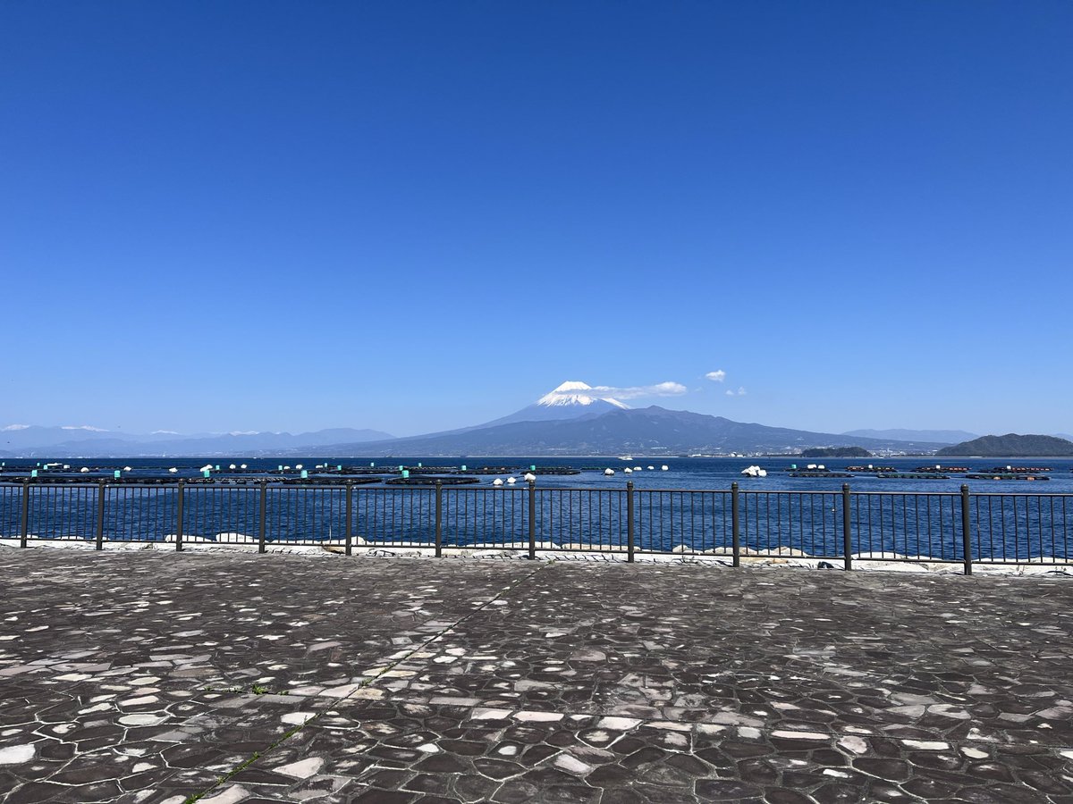 airocean_jp's tweet photo. 今日は沼津で水中ドローンの実証実験中。見た目は穏やかでも、海中は流れで機体がじわっと持っていかれます。

今ちょうど干潮前後で、流れは比較的弱め。このタ���ミングは安定しやすいと言われます。

ただ、それでも場所によって挙動は変わるので、やっぱり現場で見ていくしかないですね。

#水中ドローン　#沼津　#CHASING #Deeptrekker