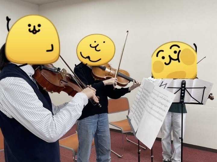 [Va]
こんにちは、ビオラパートです!
ビオラはバイオリンより少し大きく、音の低い楽器です。現在、大学からビオラを始めた計3人で活動しています。パートの雰囲気も穏やかで良く、ビオラファミリーと呼ばれる ほど仲がいいです!!
楽器を弾いたことがない人でも始めやすい楽器ですので、経験