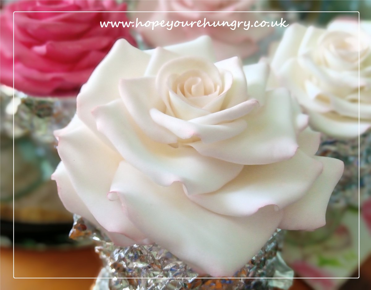 re_hungry's tweet image. Good morning lovely Hungrys &amp;amp; happy #RoseWednesday! It's a beautiful morning &amp;amp; the #sugarart awaits! Here's a selection of my sweet sugar roses to brighten your day. Have a blooming #delicious Wednesday &amp;amp; stay hungry! ;) x #bakeithappen #cake #roses #handmade #sugarartist