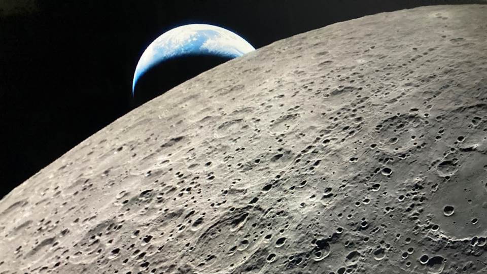 AJCastroTirado's tweet photo. La belleza de nuestro planeta (y sin frontera alguna) desde la cara oculta de la luna, gracias a las imágenes tomadas por @NASAArtemis II, como antesala de la vuelta del ser humano a nuestro satélite natural, estudiándose ya los posibles lugares de alunizaje cerca de su polo sur. https://t.co/swYXlATYHy