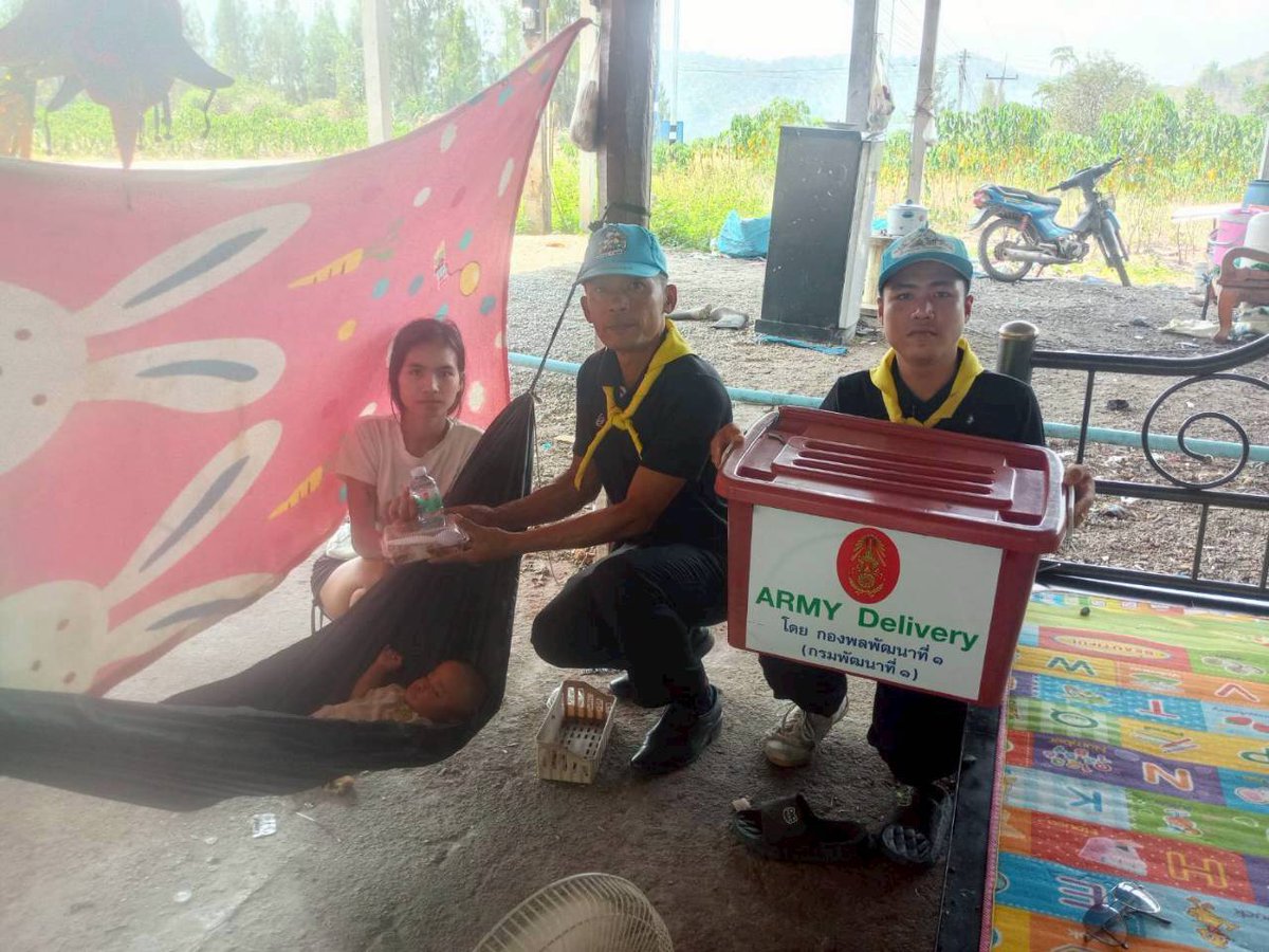 Jitarsarta's tweet photo. พล.พัฒนา 1 จัดกำลังพลจิตอาสา ดำเนินกิจกรรม "Army Delivery" โดยได้นำอาหารกล่อง และน้ำดื่ม มอบให้กับผู้สูงอายุ และประชาชนกลุ่มเปราะบาง เพื่อบรรเทาความเดือดร้อน และลดภาระค่าใช้จ่าย อีกทั้งเป็นการพัฒนาความสัมพันธ์อันดีกับประชาชน ณ ม.13 บ.พุหิน ต.บ้านบึง อ.บ้านคา จ.ราชบุรี https://t.co/BnGwkCCGFY