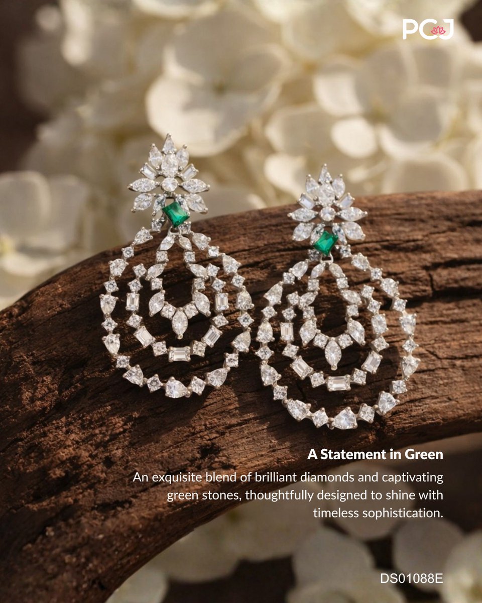 PCJeweller's tweet image. A statement in green ✨
Diamond &amp;amp; #emerald #earrings by @PCJeweller — crafted for timeless elegance. 💎#PCJeweller #EmeraldJewellery #BridalJewellery #LuxuryJewels #TimelessElegance