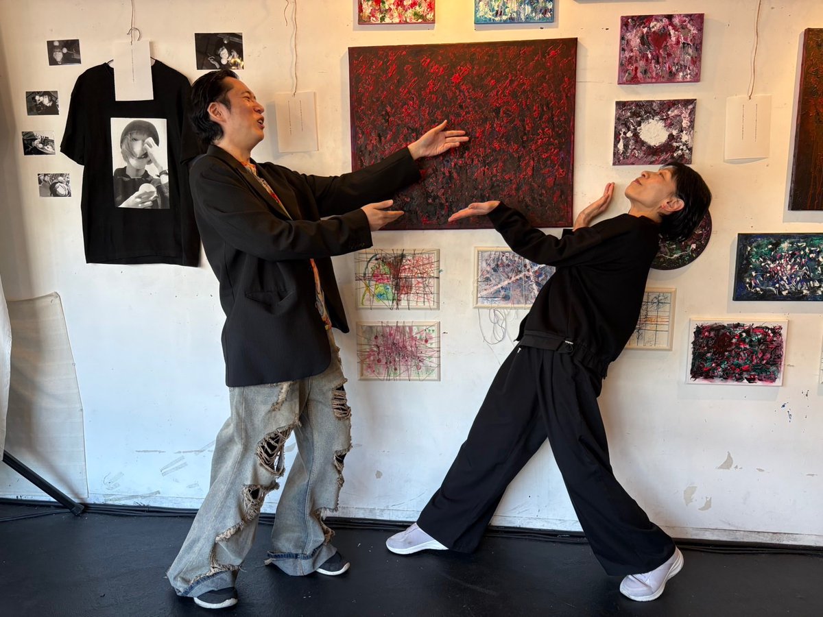 個展二日目、ダンサーの知人が来場&amp;記念写真を撮ってくれました🐈‍⬛

こんな感じでゆるゆると在廊してますので、みなさんゆるりとお越しください✋