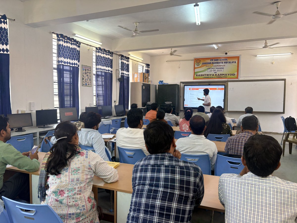 HamirpurU's tweet photo. PM Shri JNV Hamirpur (U.P.) conducted an educational software training program for teachers in collaboration with ExtraMarks to enhance the learning quality of student education 
#jnv #nvs #jnvactivity https://t.co/i1FTeXEkkO