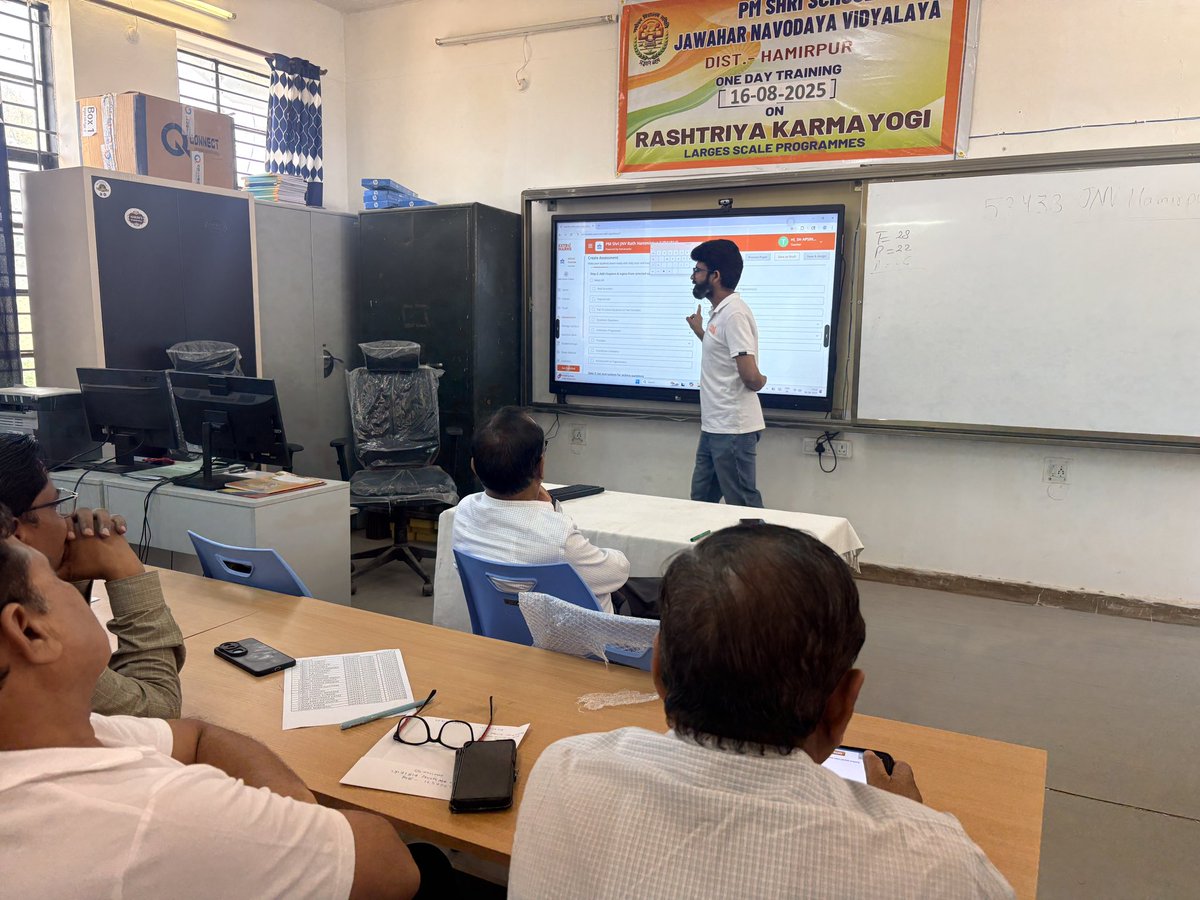 HamirpurU's tweet photo. PM Shri JNV Hamirpur (U.P.) conducted an educational software training program for teachers in collaboration with ExtraMarks to enhance the learning quality of student education 
#jnv #nvs #jnvactivity https://t.co/i1FTeXEkkO