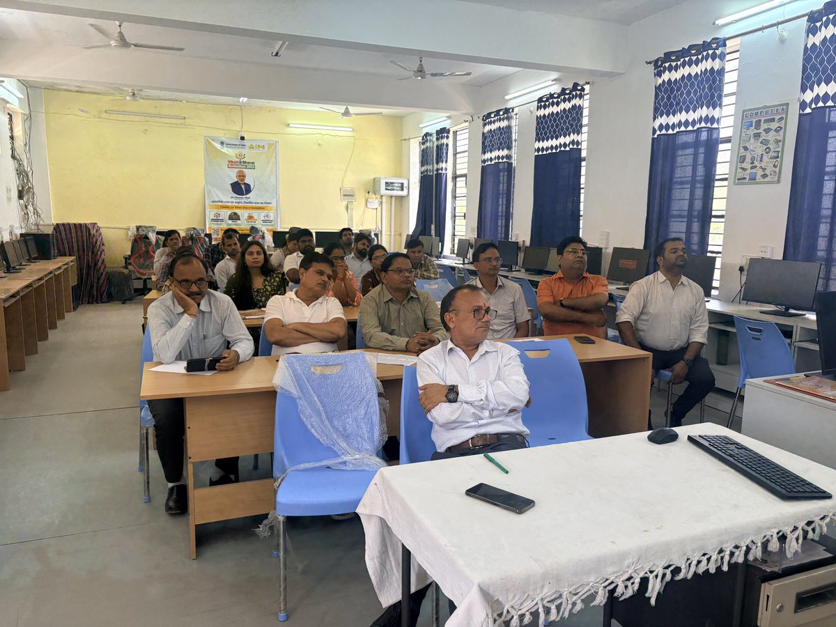 HamirpurU's tweet photo. PM Shri JNV Hamirpur (U.P.) conducted an educational software training program for teachers in collaboration with ExtraMarks to enhance the learning quality of student education 
#jnv #nvs #jnvactivity https://t.co/i1FTeXEkkO