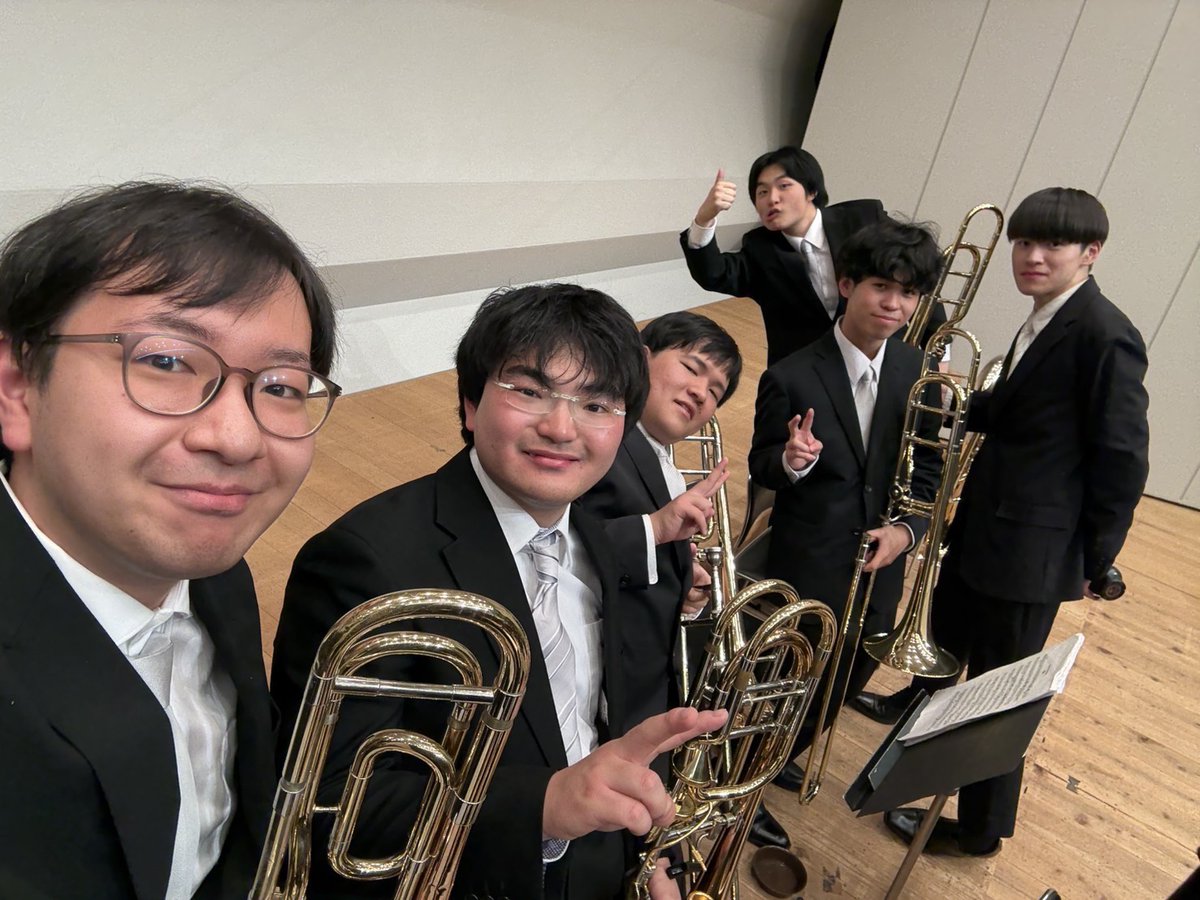 [Tb Tu]
こんにちは!
「とろちゅー」の愛称で親しまれるトロンボーン・チューバパ ートです!
低音パートとしてステージ後方からオーケストラ全体を支えて います! 時にはアツい音量と情熱で会場を包みます
そんなとろちゅーですが、トロンボーンパートが深刻な人手不 足を抱えております...