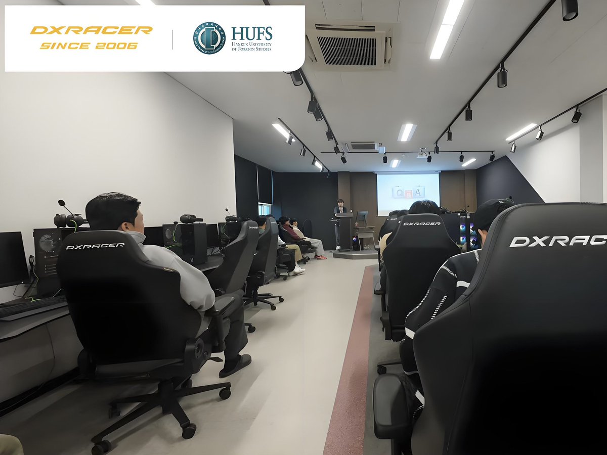 DXRacer's tweet photo. From the arena to the classroom❤️

We’re proud to equip the esports program at Hankuk University of Foreign Studies (C&T HUFS) with DXRACER Martian Series gaming chairs👏😍

Now every practice, lecture, and match takes place in the same seats built for the pros.

📸: A look inside HUFS’s esports lab—where theory meets play, and students train like tomorrow’s champions🔥🔥

#dxracer #hufs #esportseducation #gamingchair #esports
