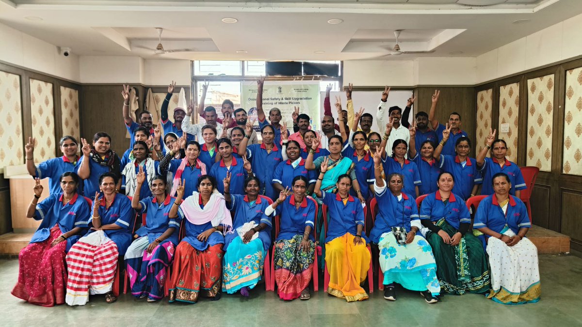 MSJEGOI's tweet image. Occupational Safety Training of waste pickers under #NAMASTE is now underway in Talegaon Dabhade, Pune District of Maharashtra. All trainees actively participated in the evaluation. Equipping #SafaiSaathis with essential safety practices and protective gear, the initiative is a