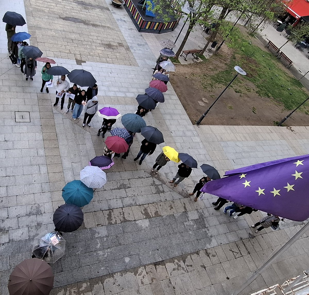 ecosdosur's tweet photo. Dende Santiago de Compostela, Vigo e Verín, lembramos algo moi sinxelo e poderoso: xa podemos facer a declaración da renda e marcar a X Solidaria para que unhas 170 organizacións sociais poidan seguir facendo o seu traballo a prol dunha sociedad máis xusta. #XSolidaria #Renta2025 https://t.co/8tPJa8vgK9