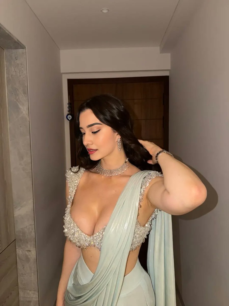 simpuniom's tweet photo. Mumbai Baddies hit different https://t.co/eLDsA3xce0