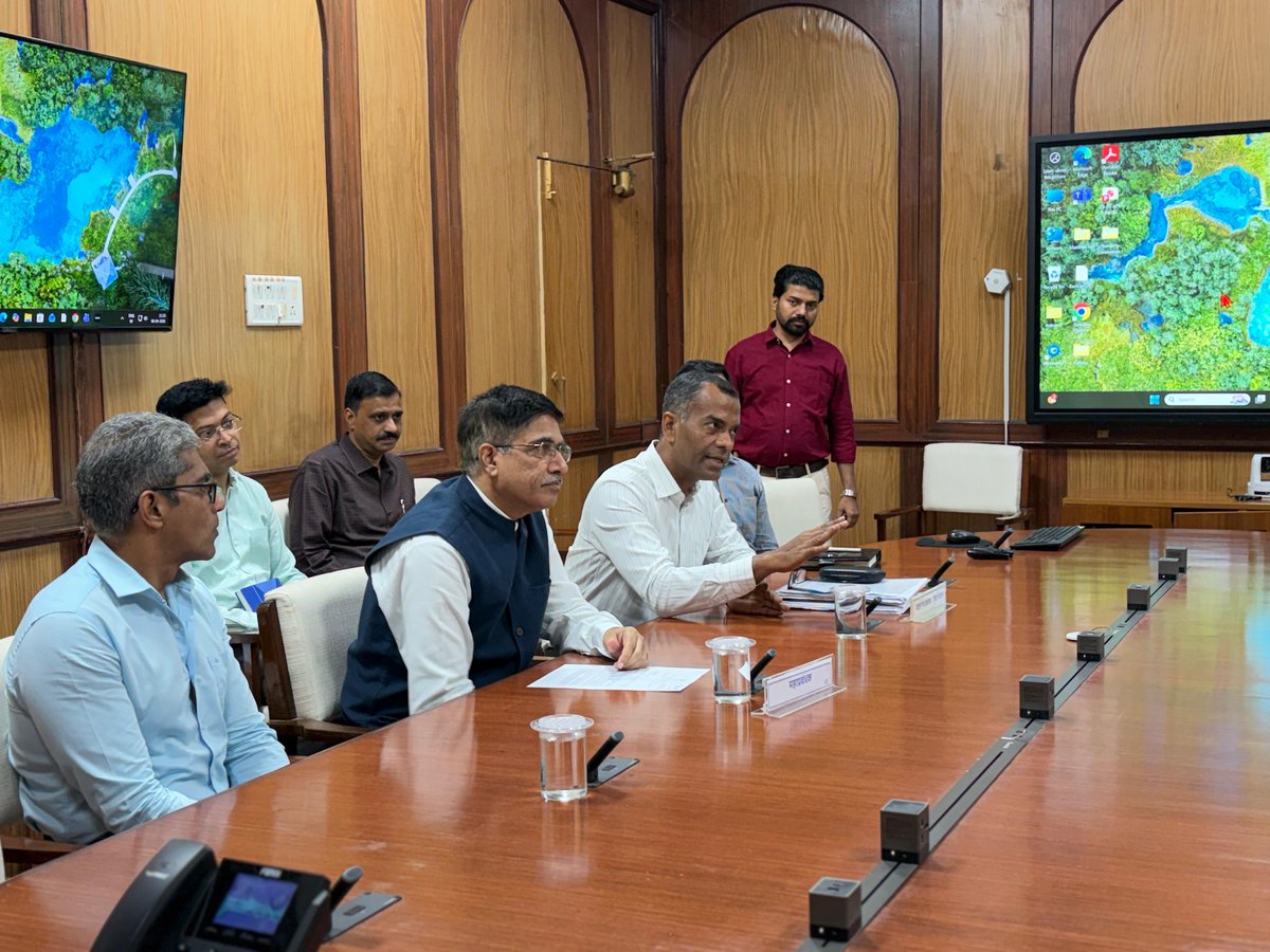 VarshaEGaikwad's tweet photo. Held a meeting with senior officials of Western Railway and raised certain important issues :
✔️ Residents of Navpada have been facing severe difficulties after the closure of Railway gates in their vicinity. Asked for a resolution to the matter.
✔️ Requested for installation of escalator at Bandra station near Gate 18 and asked for betterment of passenger amenities
✔️ Asked to maintain proper distancing for fencing around the railway lines at Mahim to ensure people's movement is not impacted
