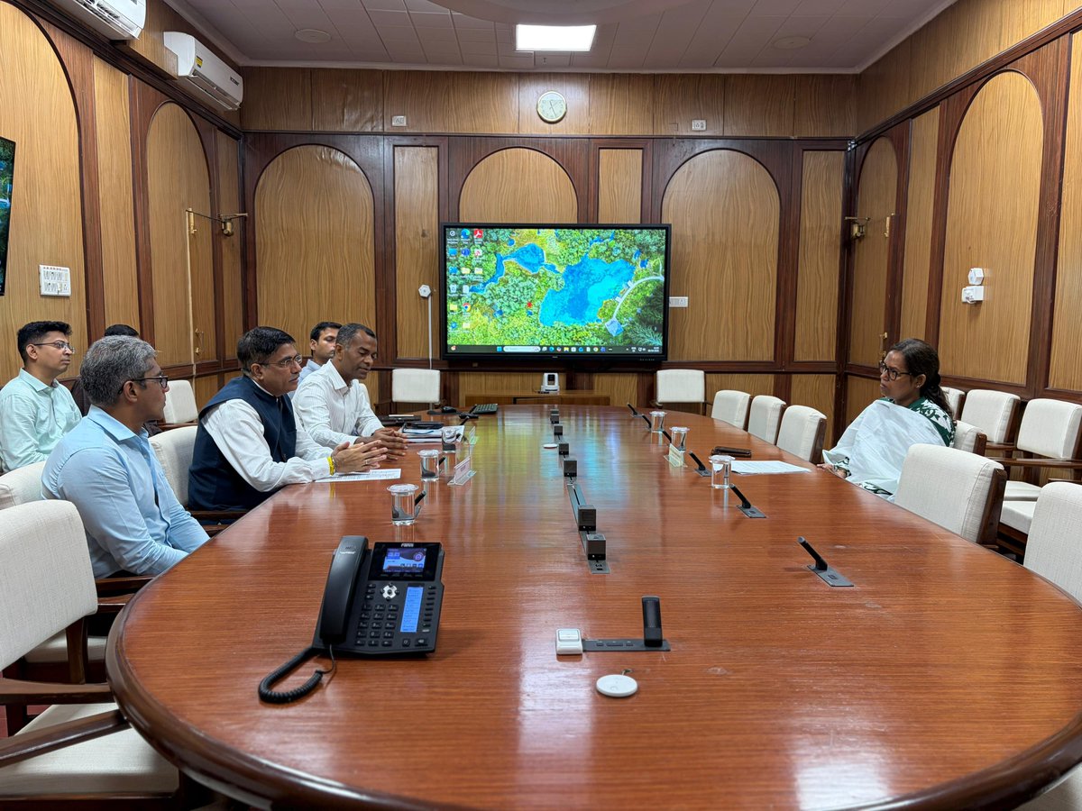 VarshaEGaikwad's tweet photo. Held a meeting with senior officials of Western Railway and raised certain important issues :
✔️ Residents of Navpada have been facing severe difficulties after the closure of Railway gates in their vicinity. Asked for a resolution to the matter.
✔️ Requested for installation of escalator at Bandra station near Gate 18 and asked for betterment of passenger amenities
✔️ Asked to maintain proper distancing for fencing around the railway lines at Mahim to ensure people's movement is not impacted
