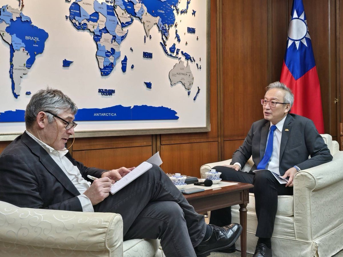 Taiwan_Today's tweet image. Deputy FM Wu interviewed by #French magazine @Challenges 
taiwantoday.tw/2/282978