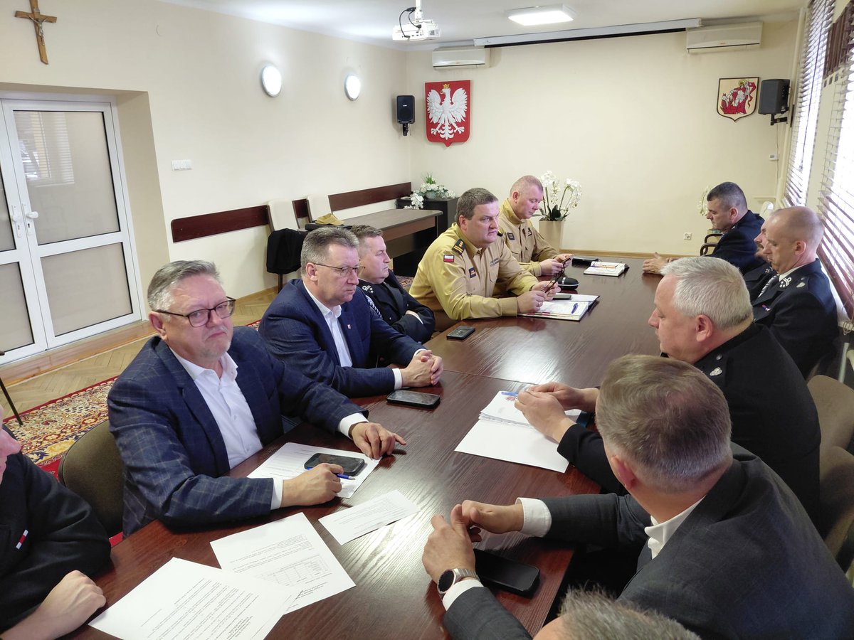 Trwa posiedzenie Zarządu Oddziału Powiatowego ZOSP RP w Kolnie, w którym udział bierze zastępca podlaskiego komendanta wojewódzkiego PSP st. bryg. Dariusz Łukaszewicz oraz komendant powiatowy PSP w Kolnie st. bryg. Paweł Pupek.