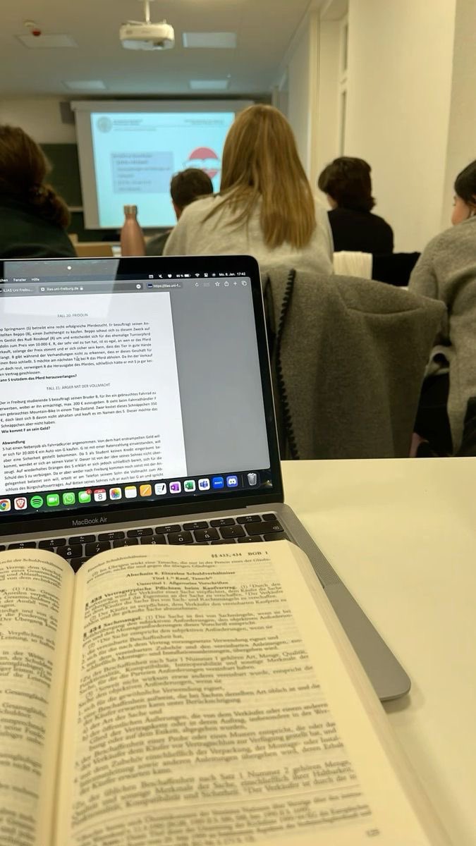 stillthuginn's tweet image. In college