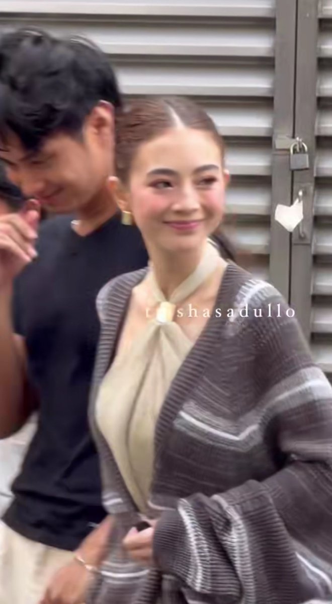 tnmnl's tweet photo. Namiss ko 'to.. Holding hands ng magjow*

#JMFyang #AlmostUsTrailer

https://t.co/p6X66I3r1D https://t.co/NAMjk3OJlH
