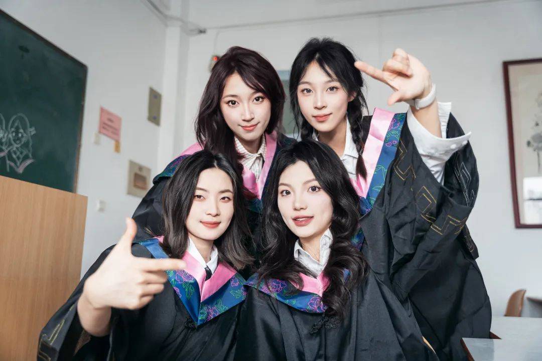 Nincy72565167's tweet photo. "Cap, gown, u0026 a lifetime of stories to tell  Here’s to the ones who turned late nights into memories—off to chase dreams, one adventure at a time. #Graduation2024 #ClassOf[Year]" https://t.co/aLcWoFY6wI