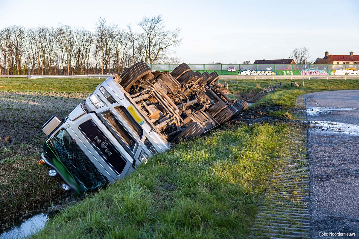 Vrachtwagen met mest gekanteld in sloot bij Zurich