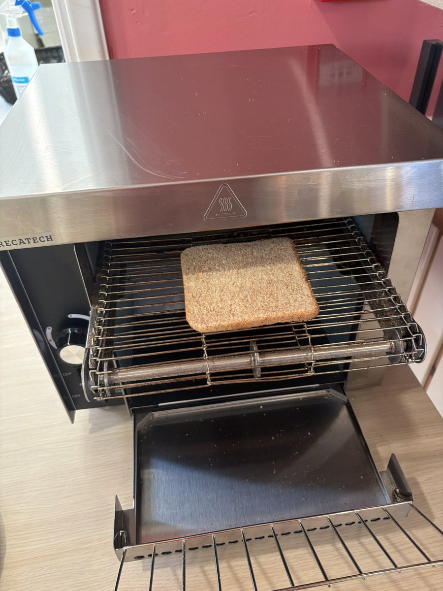 TrailsAndAlesUK's tweet image. Round &amp;amp; Round it goes, how many times no body knows….except @scottroots hotel toaster connoisseur!

Also pancake machine is a hit! 🥞