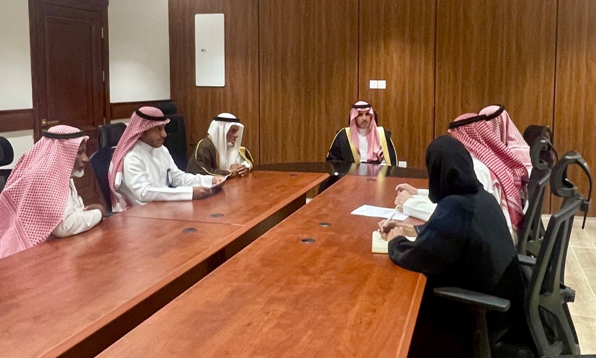 اجتمع محافظ العيص أ. نايف بن فيحان بن درويش بممثلي المركز الوطني لتنمية الحياة الفطرية لاستعراض خطة عمل انشاء #محمية_جبل_رضوى المقترحه واهدافها وتطلعات المجتمع وفرص التنمية المستدامة.