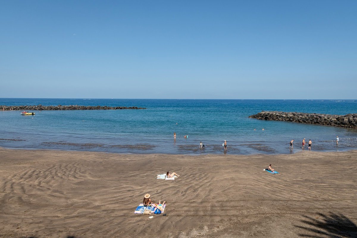 costa_adeje's tweet image. ☀️ ¿Y si nos damos un bañito por la mañana y luego almorzamos frente al mar? 

En la #PlayadeTroya es posible gracias a la cercanía de bares y restaurantes. 

✍ Si estás pensando en visitarnos, apunta esta playa en tus ‘must’ de #CostaAdeje

#EnCuerpoyMente #TenerifeSur