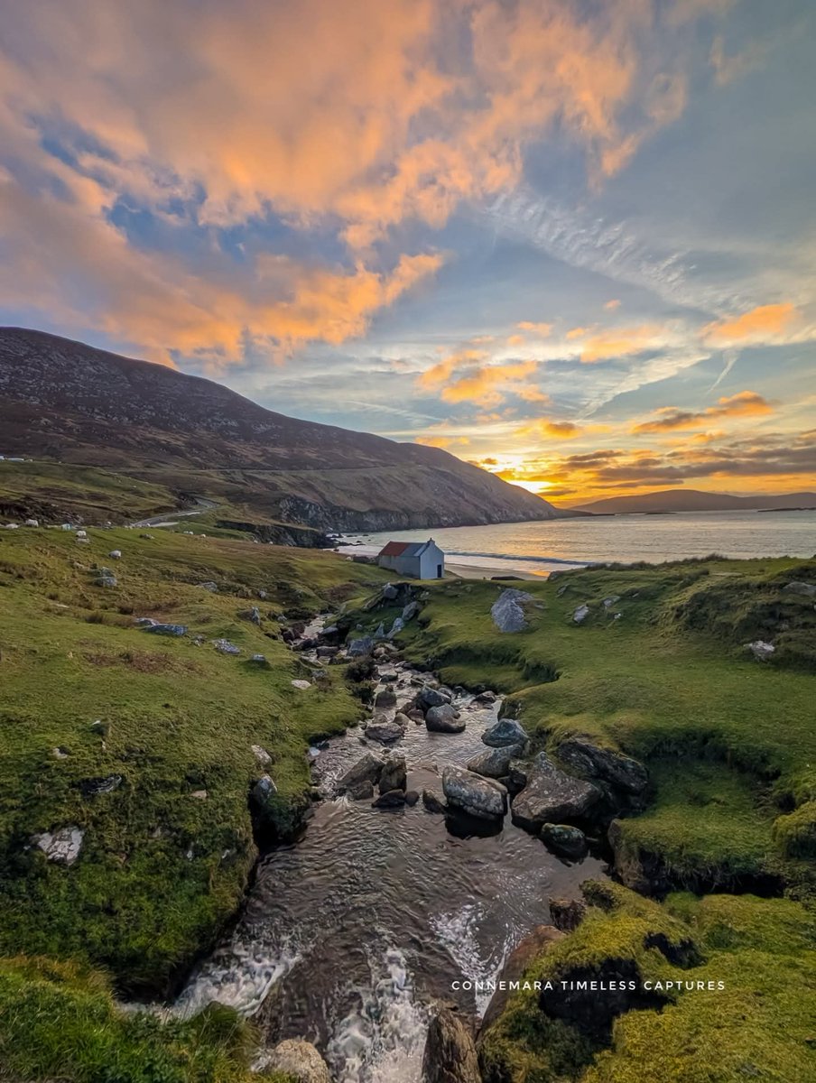 ThisIsIreland3's tweet image. What a beautiful morning in Keem Bay to watch the sunrise. You can feel the peace &amp;amp; quiet in the photograph 🌅🌊

📍Keem Bay, Achill Island, Co. Mayo ☘️

📸 Connemara Timeless Captures

#Mayo #Keembay #Wildatlanticway #Ireland #Sunrise #Peace #GoodMoringX