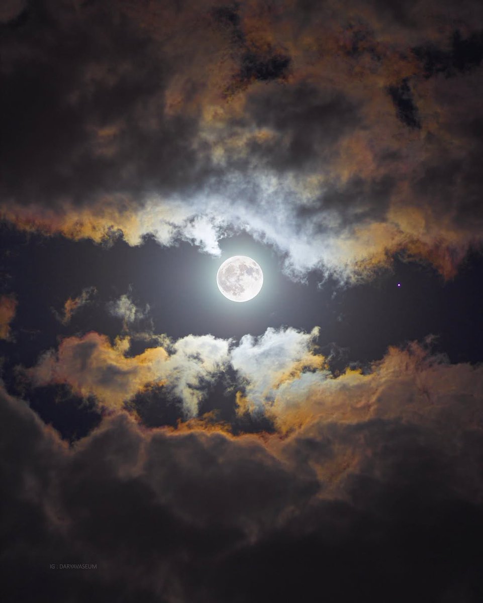 DailyMoonX's tweet photo. Stunning Moon pictures by Darya Kawa 😌🌑 https://t.co/gYaPVJu4Ix
