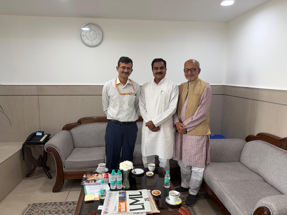 आज नई दिल्ली में सचिव, राष्ट्रीय पिछड़ा वर्ग आयोग एवं श्री नीरज कुमार सिंह (सचिव, भारत सरकार) से सौजन्य मुलाकात का अवसर प्राप्त हुआ।
इस दौरान सामाजिक एवं विकास से जुड़े विभिन्न विषयों पर सार्थक चर्चा हुई।

#DelhiVisit  #Leadership
