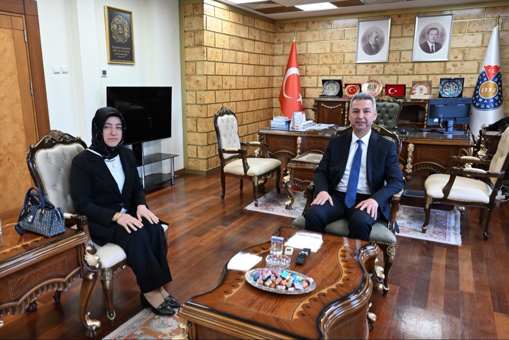 Kahramanmaraş Valiliği İl Basın ve Halkla İlişkiler Müdürü Fatma Özay, Kahramanmaraş Sütçü İmam Üniversitesi Rektörü Prof. Dr. İbrahim Taner Okumuş’u makamında ziyaret etti.

Rektör Okumuş, nazik ziyaretlerinden dolayı Fatma Özay’a teşekkür etti.