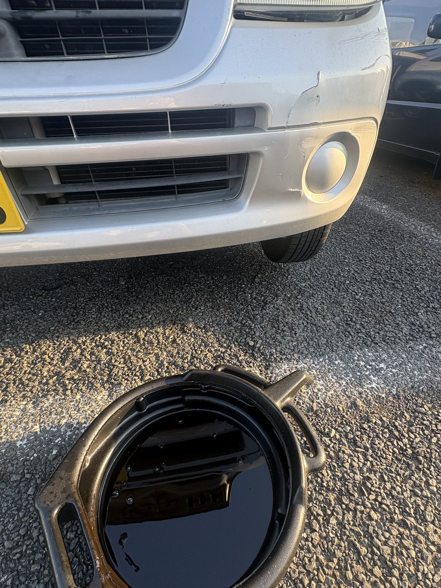 sumc_jp's tweet photo. 部車のﾏﾝﾋﾞのオイル交換してます!!
1.0Lぐらいしか出てこない💢💢
ノーメンテデスマンビ‼️ https://t.co/Pi3lZRbEJT