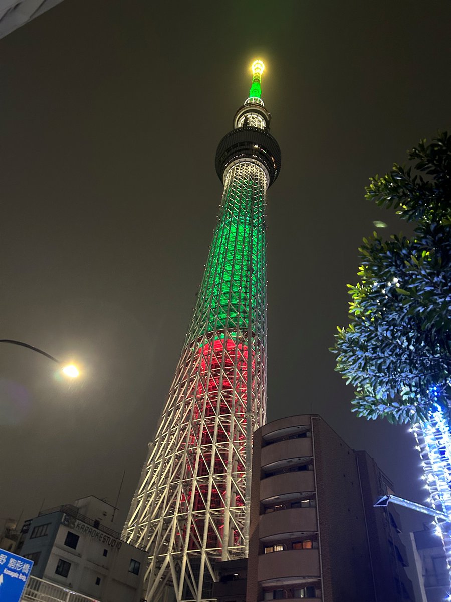 eplink_info's tweet image. 先週、季節逆戻りの様な寒さでしたが、まだ寒かったころ、友人と錦糸町で食事をしてきました！
錦糸町は温泉施設が多く、食事後に皆で銭湯に行き芯まで温まりました。
その後、押上まで散歩する中で、スカイツリーがクリスマスツリーの配色になっていて綺麗でした！

#CRCの休日 #SMO #スカイツリー