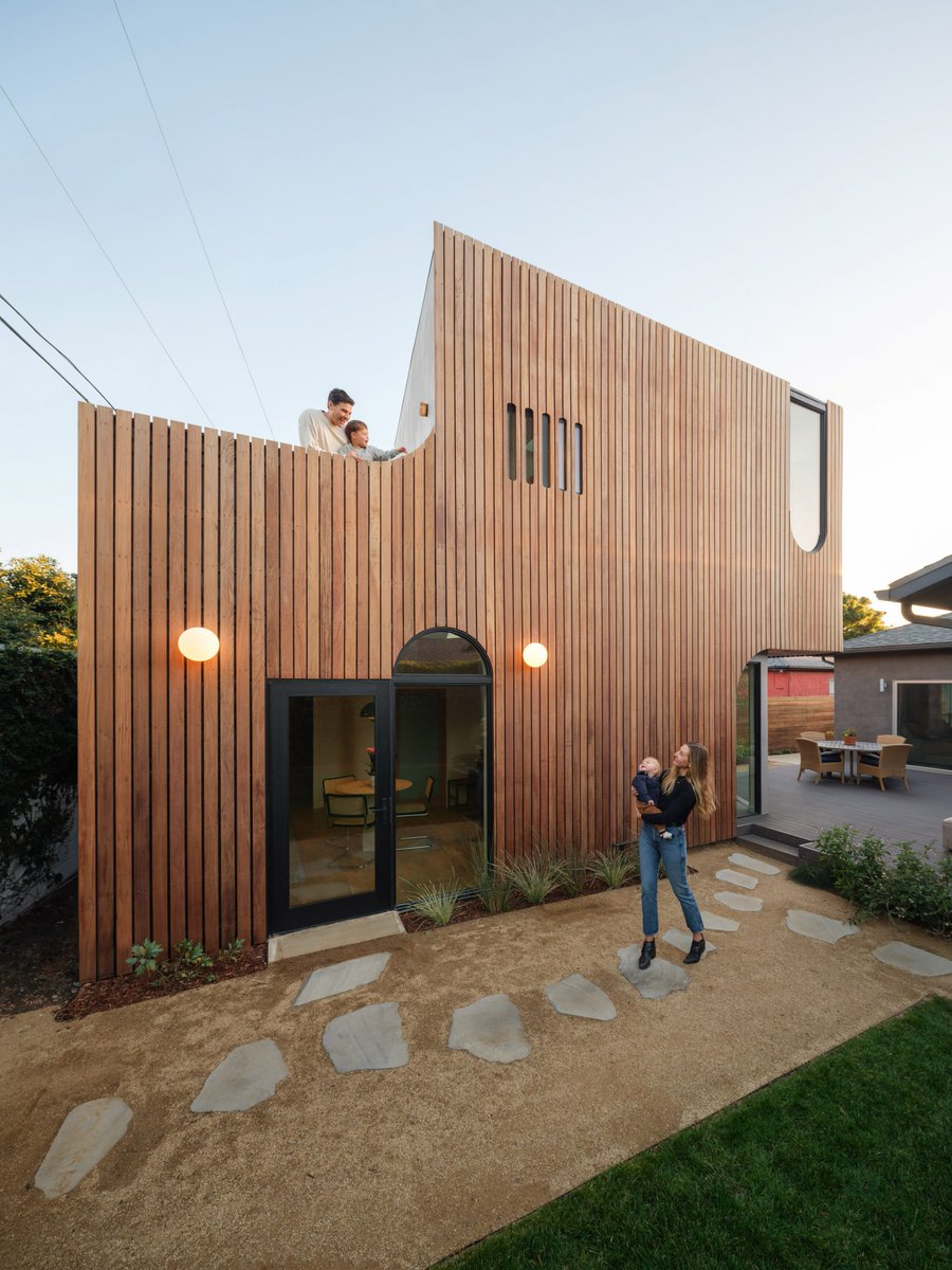 journaldesign's tweet image. Offset ADU, extension architecturale à Los Angeles par Byben
Découvrez ce projet en images dans l'article : urls.fr/Li5pn0

#architecture #modern #house #extension #wood #cladding #California