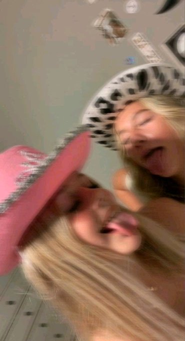 Les 2 copines 👩🏼👩🏻 tweet media