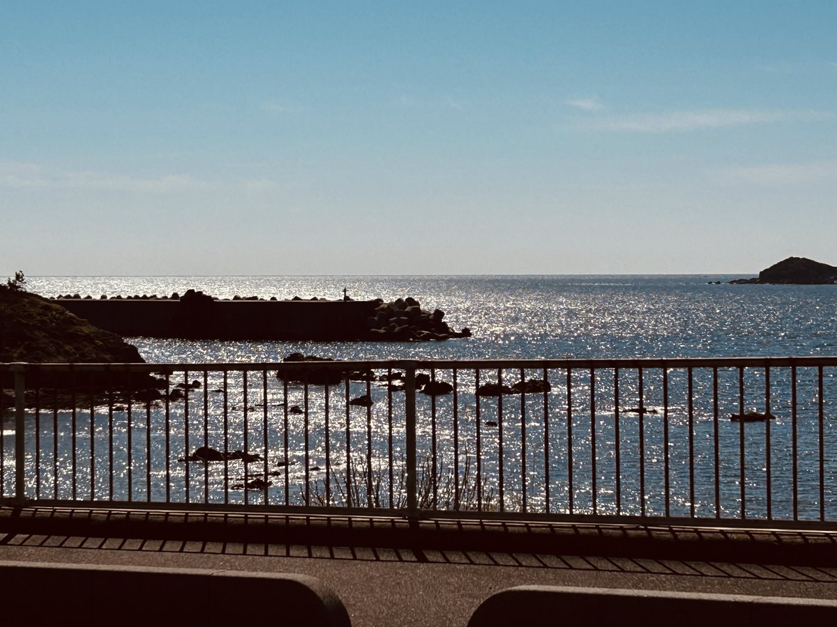 umetabo801's tweet photo. 春の海はキラキラしてる。
気持ち良い。 https://t.co/X8PpnOA9ez