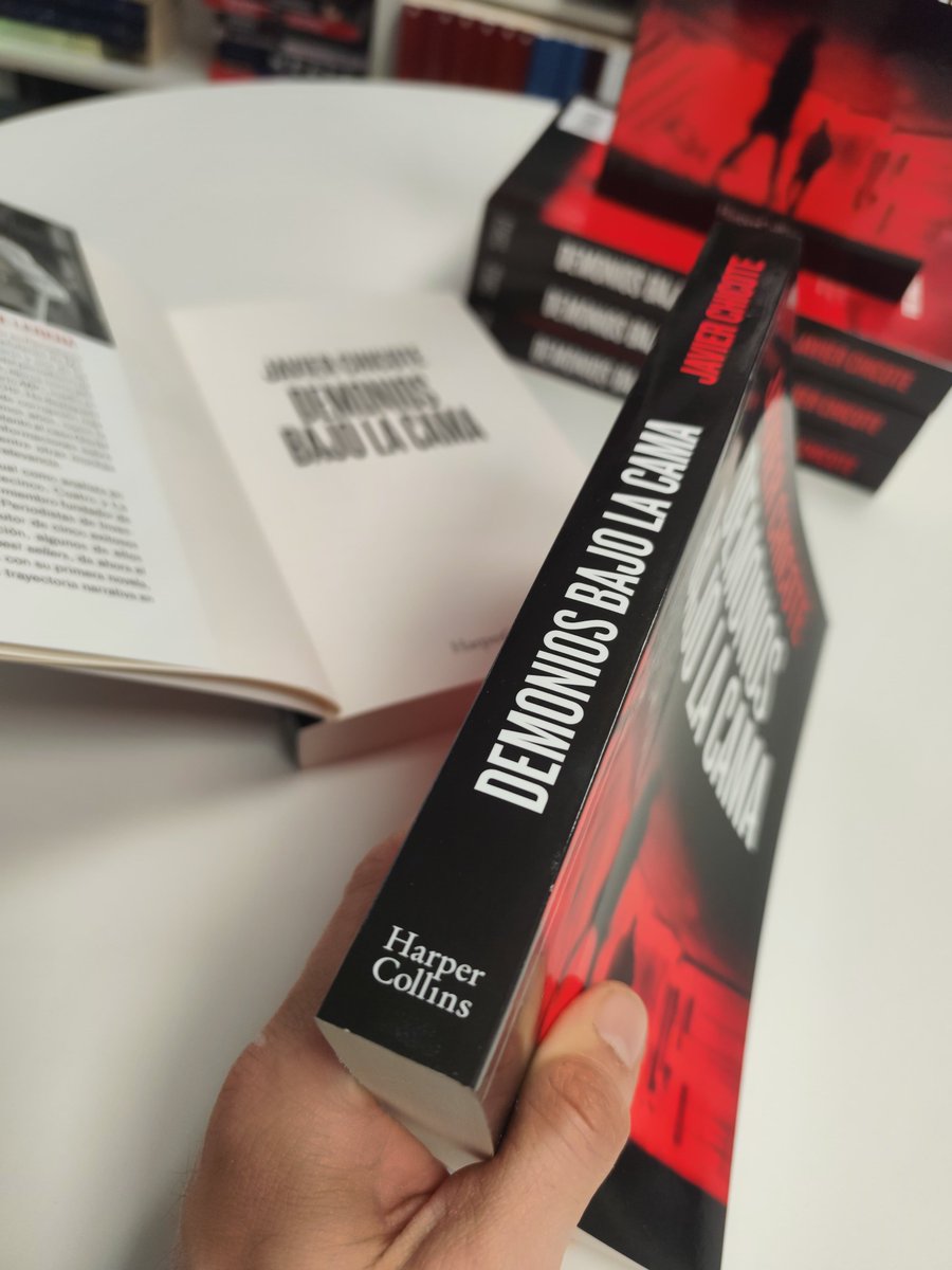 HarperCollinsIB's tweet photo. 👿 🛌🏾 El periodista de investigación @ChicoteLerena  traslada todo su bagaje a #DemoniosBajoLaCama, su primera incursión en la ficción. Un #thriller político directo y crudo que bebe de la rabiosa actualidad para adentrarse de lleno en las cloacas del poder. 

📕 ¡YA A LA VENTA! https://t.co/FA0VbEK84N