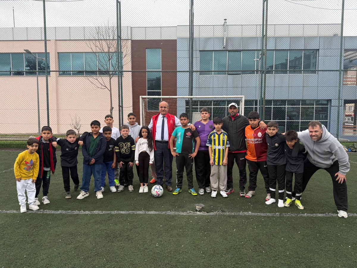 GSB_BafraGM's tweet photo. 8 Nisan Dünya Romanlar Günü’nde merkezimizde Roman gençlerimizle bir araya geldik 🤍

Pasta kesimi, dart ve penaltı turnuvalarıyla keyifli anlar yaşandı ⚽🎯
Dereceye girenlere ödülleri verilirken, katılımcı gençlerimize 1930 Bafraspor formaları hediye edildi.

#gsbgm #bafragm https://t.co/4hT08On6tQ