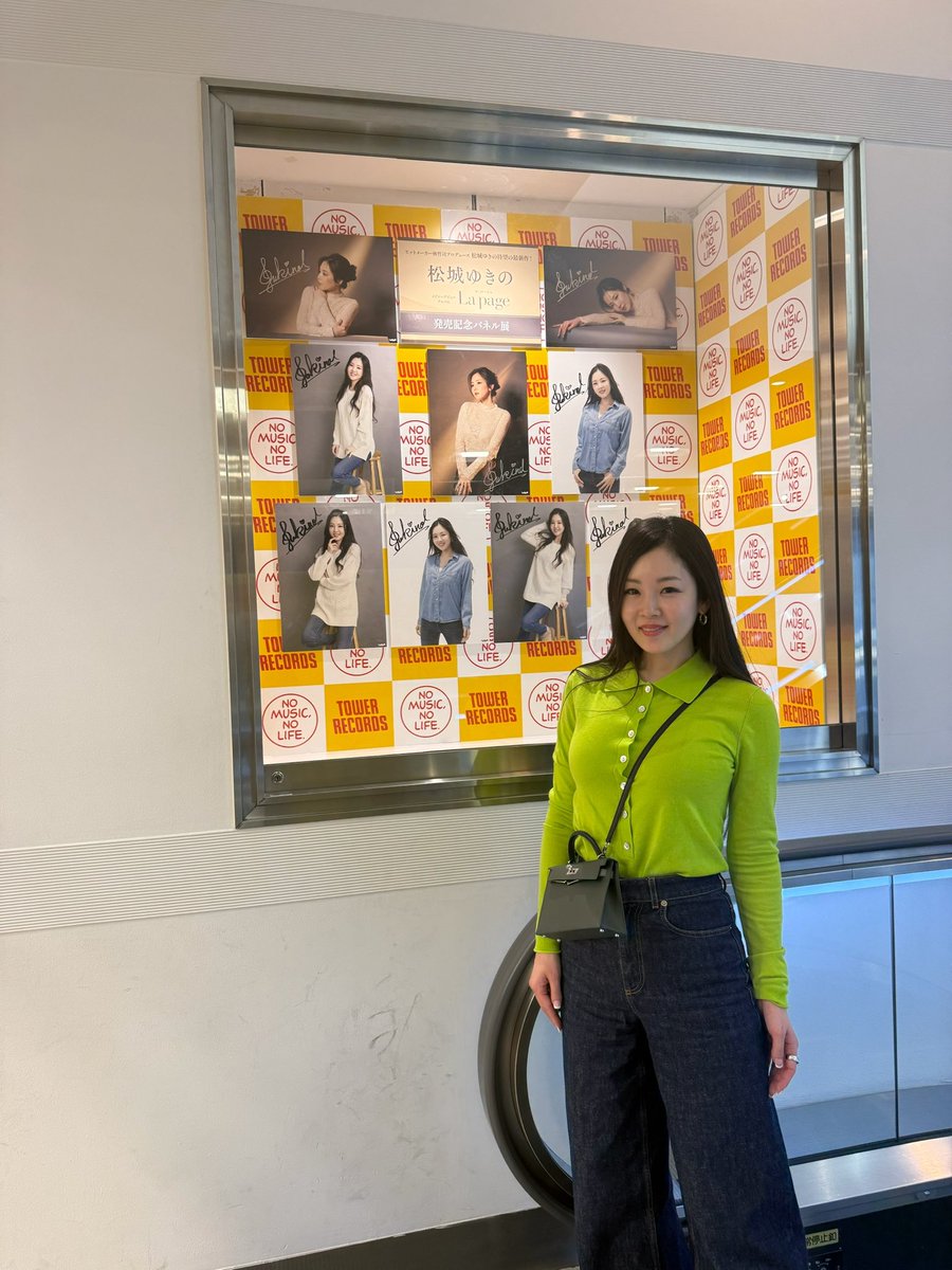 yukino_matsuki's tweet photo. タワーレコード新宿店さんに
お邪魔しました!
視聴コーナーと
9階下りエスカレーターのパネル展示
是非、お立ち寄りください💚
#松城ゆきの
#lapage https://t.co/I4ds4W02Lv