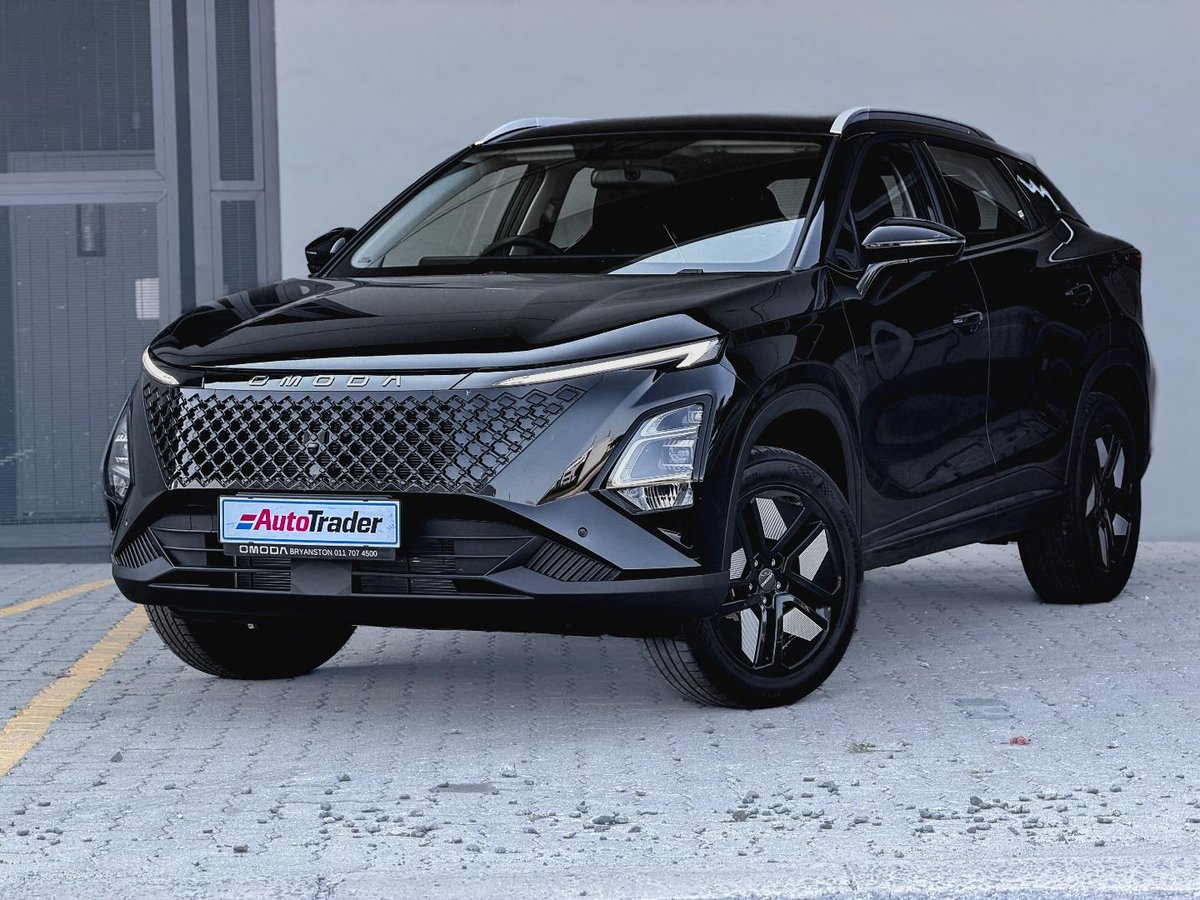 AutoTraderSA's tweet image. We drive the @Omoda_SA #C5 HEV ahead of its local launch. Would you consider a #hybrid in 2026? bit.ly/OmodaC5HEV2026…